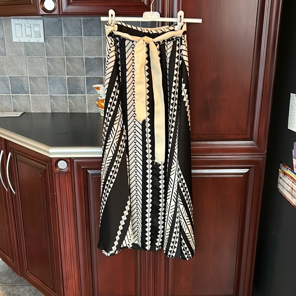 MADE IN ITALY satin feel maxi skirt one size - Picture 2 of 9